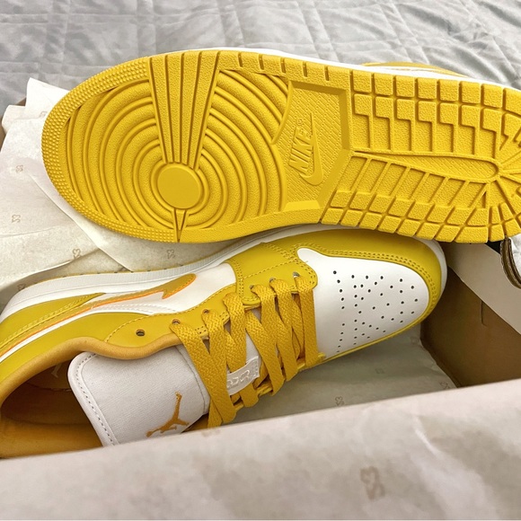 Nike Jordan 1 Low White Pollen *NEW* US 8.5 - Picture 2 of 6